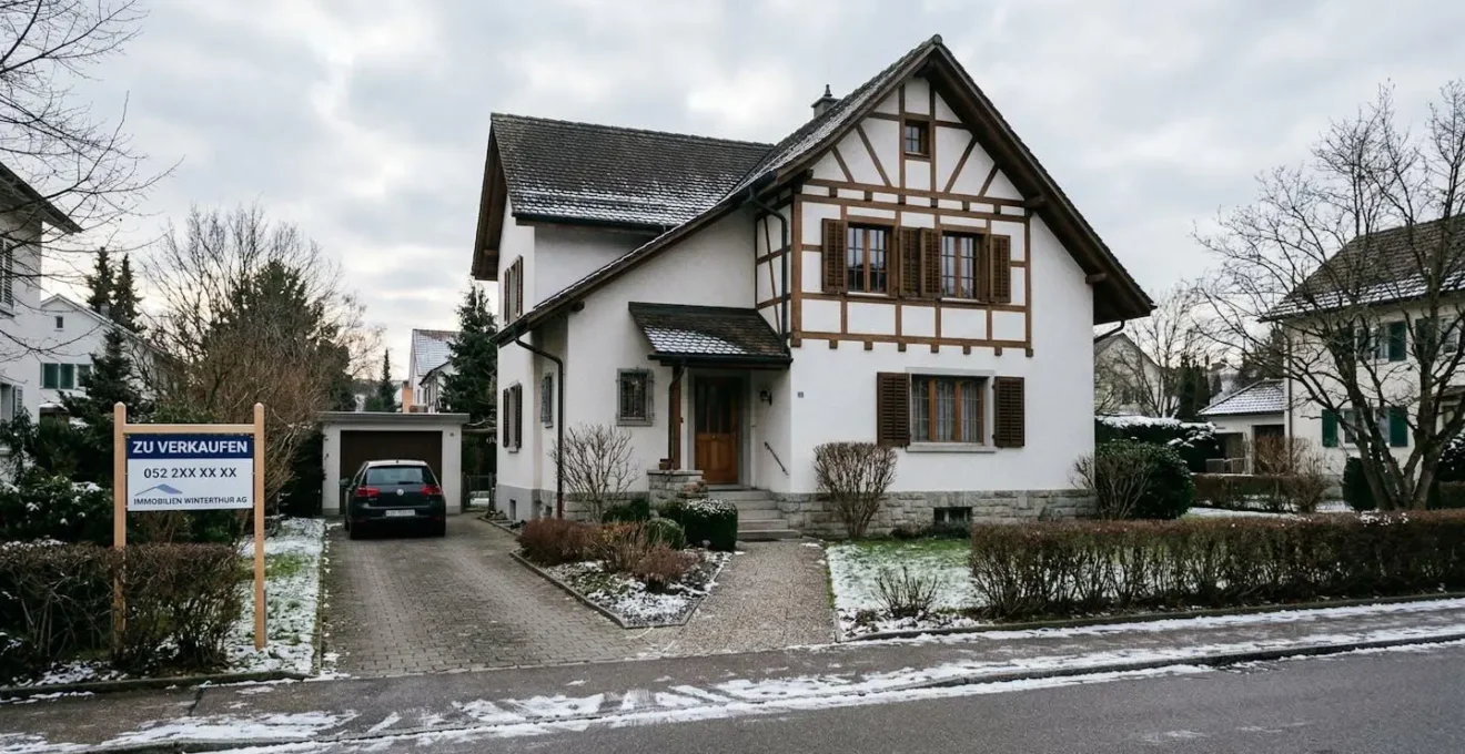 Aussenansicht eines typischen Schweizer Einfamilienhauses mit einem Verkaufsschild im Vorgarten bei Morgenbeleuchtung